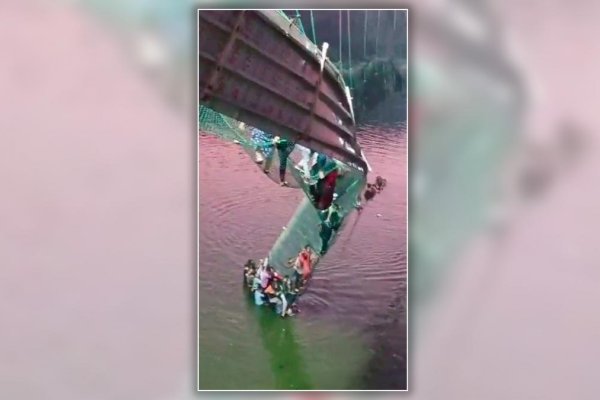 Al menos 60 muertos en la India por el colapso de un puente colgante recién reparado