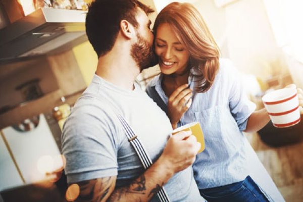 Tenía una vida holgada y un matrimonio acabado, se enamoró del plomero y llevan siete años de felicidad oculta