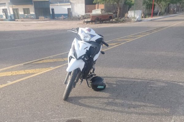 Dos jóvenes heridos al chocar un cartel en Chamical