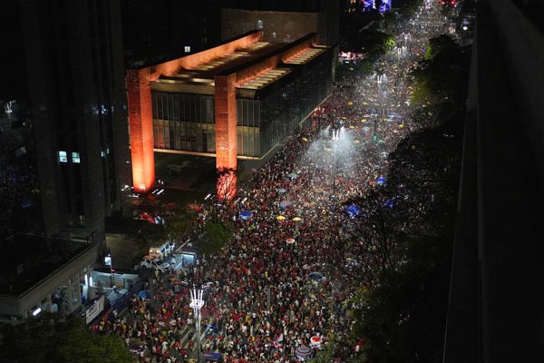 Una multitud festejó en la emblemática avenida Paulista de San Pablo la victoria de Lula