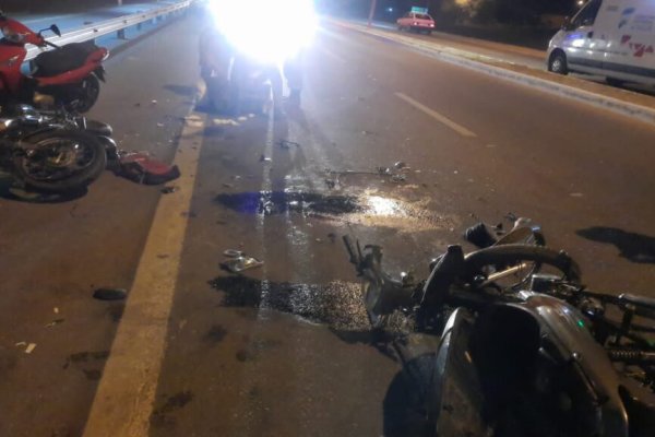 Choque frontal entre motos deja dos jóvenes con heridas graves