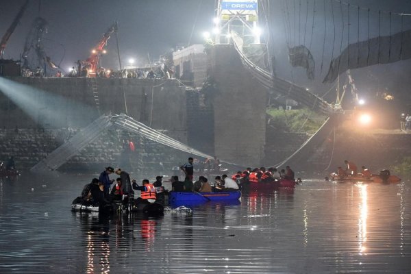 Elevan a 137 la cifra de muertos por el colapso de un puente colgante en India