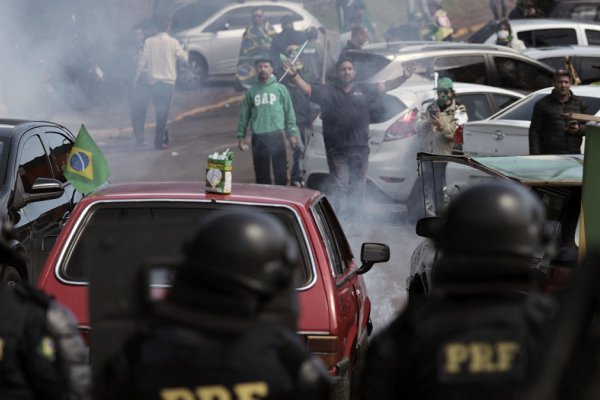 Manifestantes bolsonaristas bloquean accesos al aeropuerto de San Pablo y cancelan vuelos