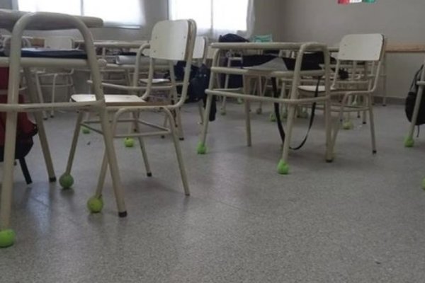Una escuela de Chubut puso pelotas de tenis en los bancos para cuidar a un chico autista