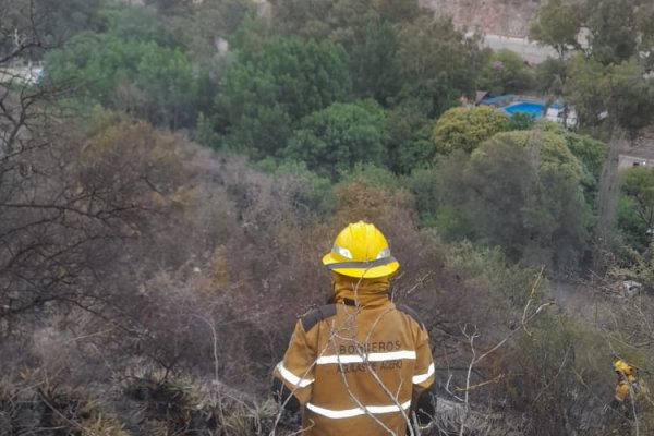 Lograron controlar incendio en cercanías a la Cancha de Suboficiales