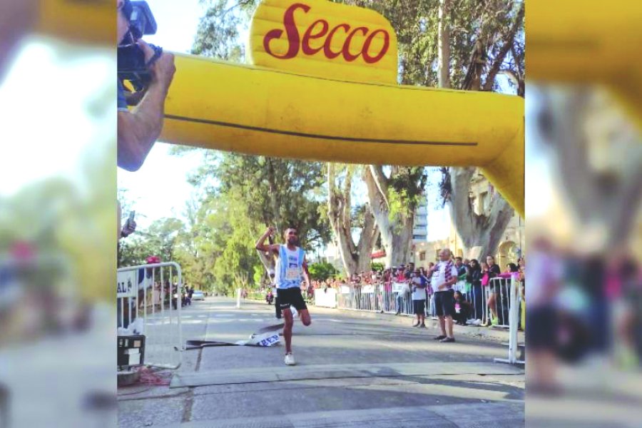 Emanuel Espinoza ganó los 10 km.