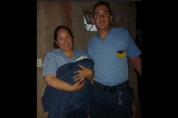Policías ayudaron a dar a luz a una vecina del barrio Loteo de San Nicolás
