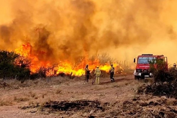 Córdoba: luego de la tormenta y la lluvia, los bomberos siguen combatiendo los incendios en Traslasierra