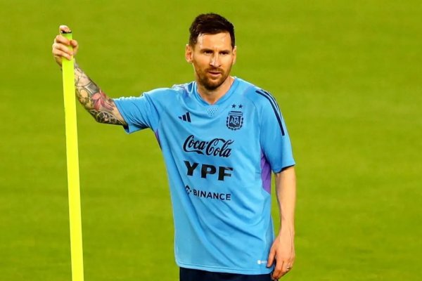 La Selección argentina se instala en Qatar: un campamento sin lujos, con paz para Messi y canchas en el lugar
