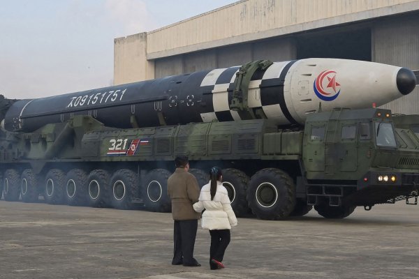 La prensa norcoreana popularizó fotos de Kim con su hija en el lanzamiento del misil intercontinental