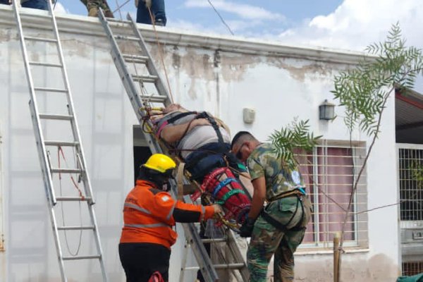 Exitoso rescate de un hombre que cayó desde un tanque de agua al techo de su casa