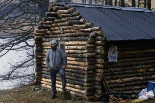 Construyó una casa con troncos y hace 40 años que vive solo en un bosque
