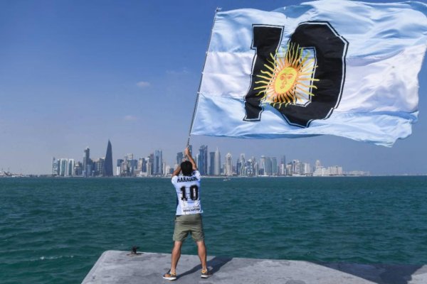 Primer banderazo de hinchas argentinos en el caluroso mediodía de Qatar