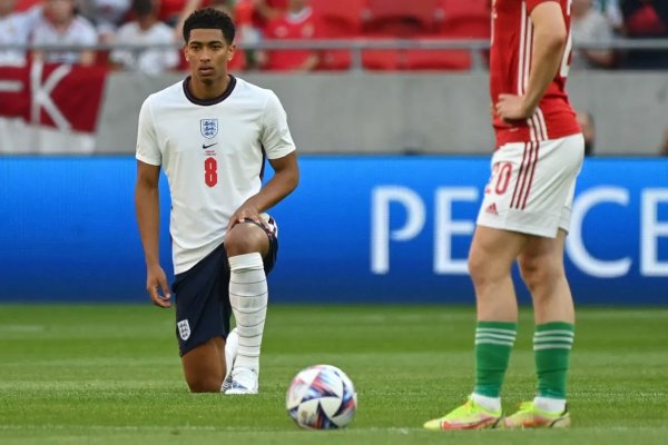 Los jugadores de Inglaterra se arrodillaron en medio de la cancha para repudiar el racismo en Qatar