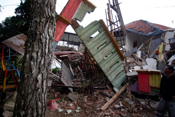 Unas 25 personas continúan atrapadas bajo los escombros por el terremoto en Indonesia