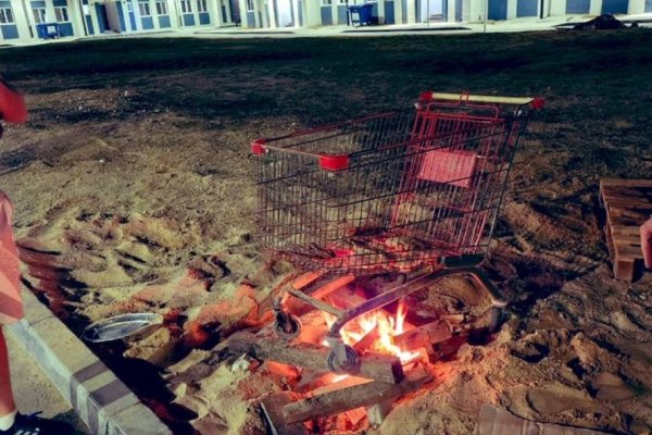 Hinchas argentinos hicieron un asado en Qatar y usaron un carrito de supermercado como parrilla