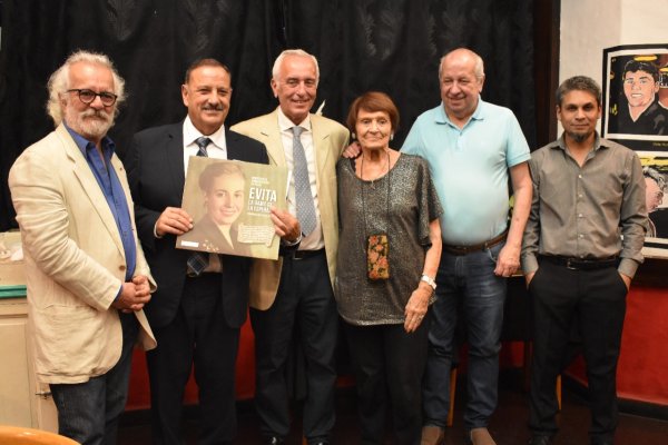 Ricardo Quintela recibió el premio Taty Almeida por su trayectoria política y gestión de gobierno