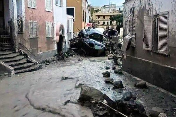 Ocho muertos por un deslizamiento de tierras en la isla de Isquia, en Italia