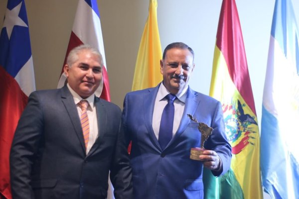 Quintela recibió distinción por el Plan de Conectividad riojano