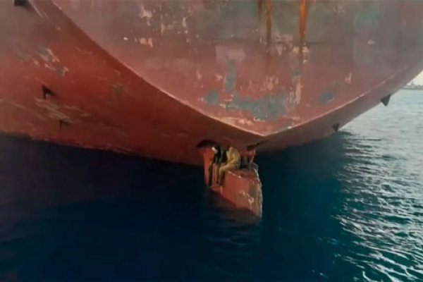 Rescatan a tres hombres que viajaron 11 días sentados sobre el timón de un buque