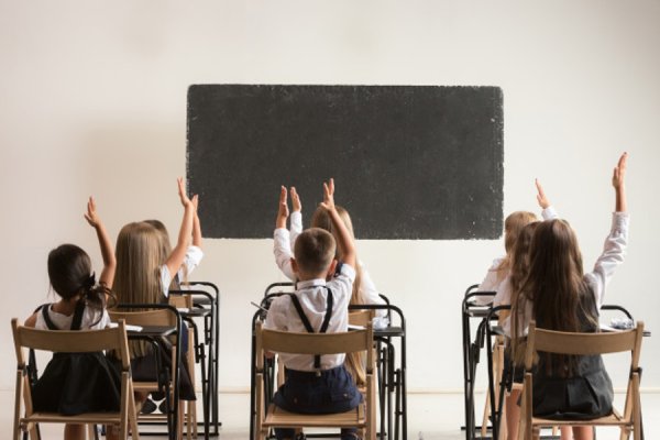 El Gobierno Provincial analiza equiparar el bono de fin de año a docentes con los estatales