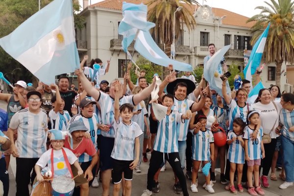 Hinchas salieron a festejar el triunfo argentino