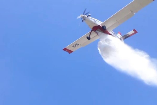Desplegaron un avión hidrante para ayudar a combatir el incendio del departamento General Belgrano