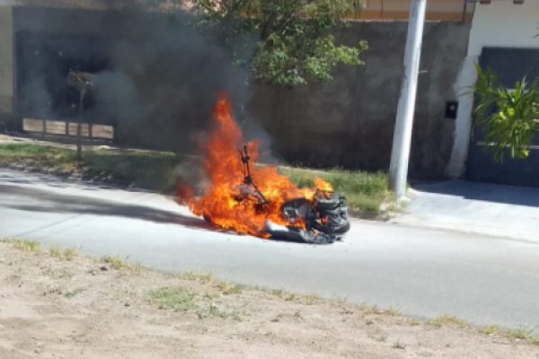 Motocicleta fue consumida por el fuego