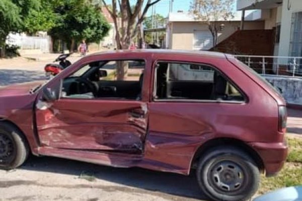 Fuerte choque entre autos en el barrio Vargas sin heridos
