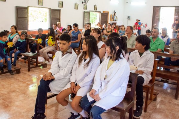 Emotiva misa de los niños del Jardín y de 7º de la Escuela 123