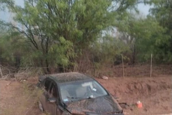 Automovilista volcó debido a las intensas lluvias en Ruta 75