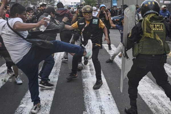 Rutas y aeropuertos bloqueados, protestas y el llamado a una huelga conmueven a Perú