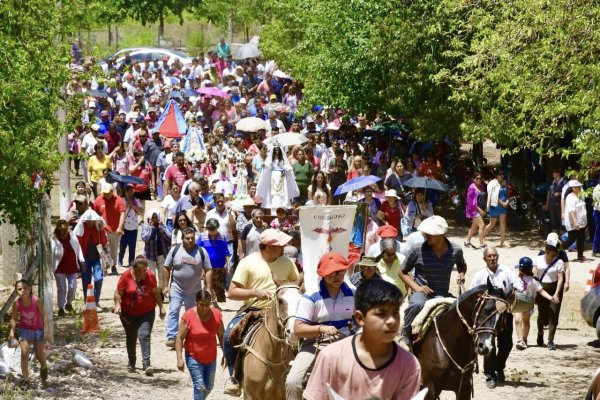 Cientos de fieles veneraron a Santa Lucía en su pueblo