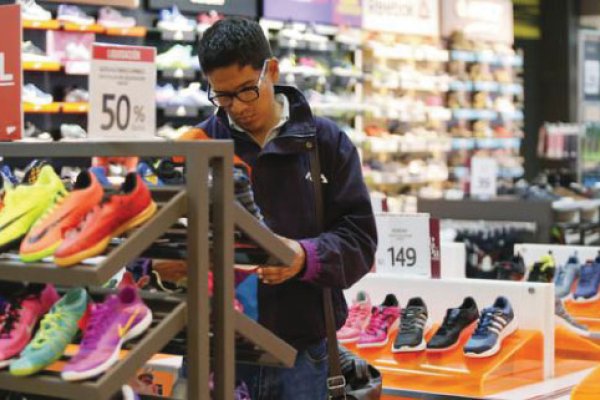 El Gobierno busca un acuerdo para bajar precios de zapatillas