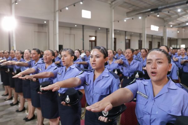 Ricardo Quintela encabezó el acto de egreso de los nuevos agentes de Policía