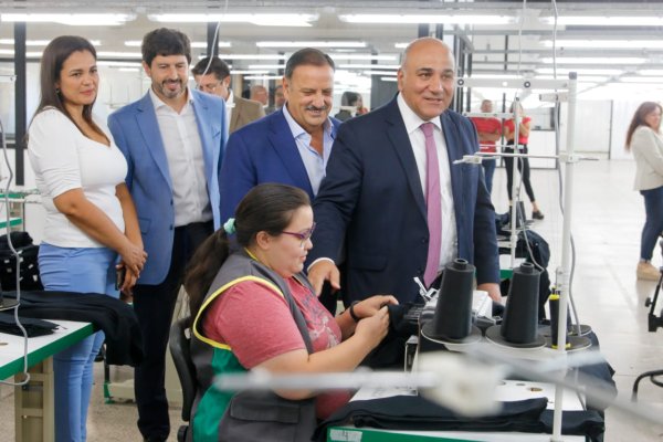 Quintela y Manzur visitaron una fábrica textil que confecciona ropa sin género e invierte en energía limpia