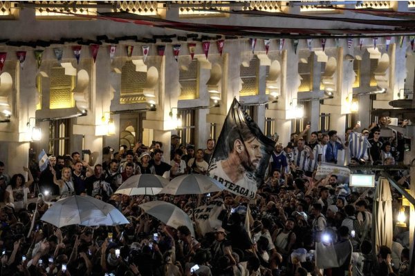 Los fanáticos argentinos realizaron un multitudinario banderazo en Qatar