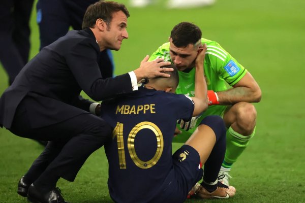 Cabizbajo, llorando y consolado por Macron: así sufrió Mbappé tras la derrota ante Argentina