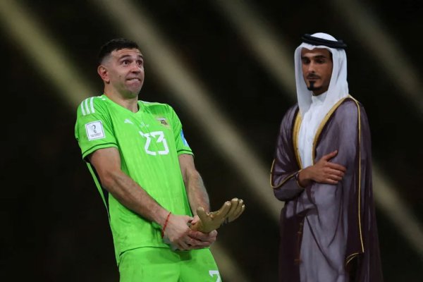 El alocado gesto del Dibu Martínez cuando recibió el premio al mejor arquero del Mundial y sorprendió a las autoridades de la FIFA y de Qatar
