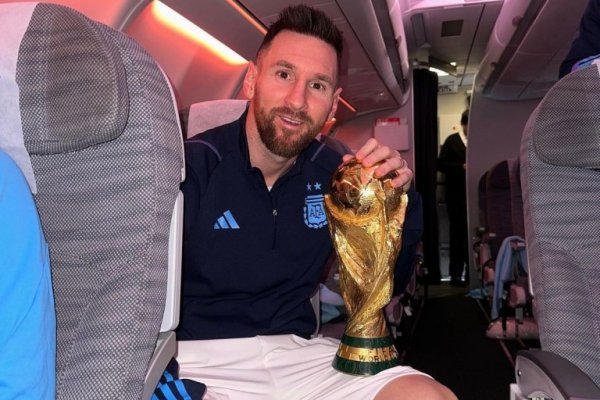 El festejo de los jugadores desde el avión que los trae de vuelta a la Argentina: 