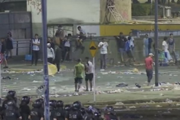Incidentes en el Obelisco porteño: al menos 14 detenidos y 10 policías heridos