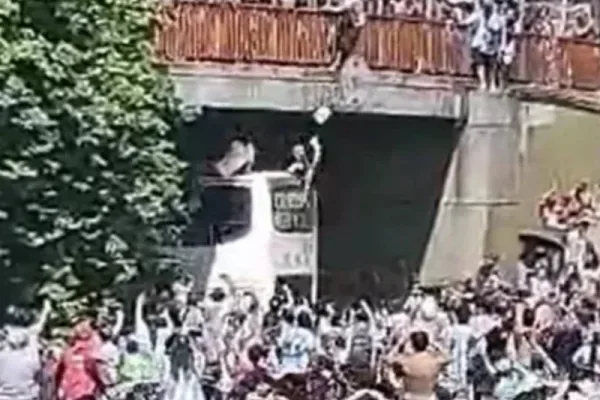 Dos personas saltaron desde un puente hacia el micro de la Selección Argentina