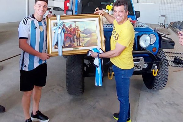 La Provincia envió obsequios al campeón del mundo Julián Álvarez
