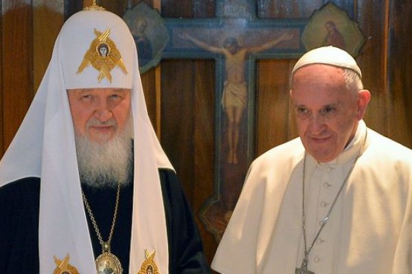 El patriarca ruso Kirill felicita al papa Francisco por la Navidad