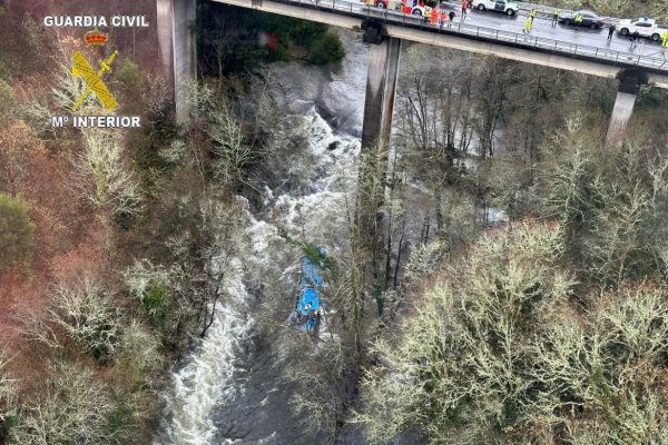 Tragedia vial en Galicia: muertos y heridos por la caída de un micro a un río