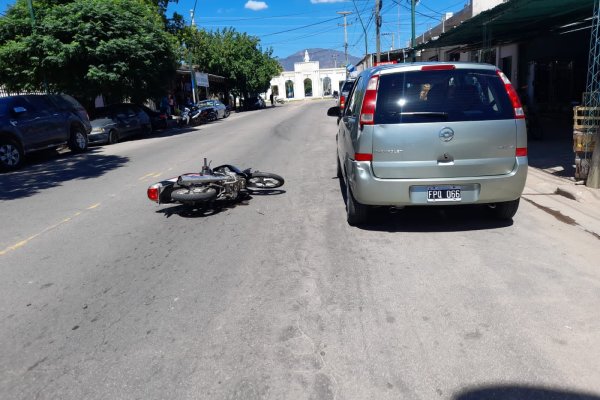 Mujer se descompuso cuando conducía su moto y cayó