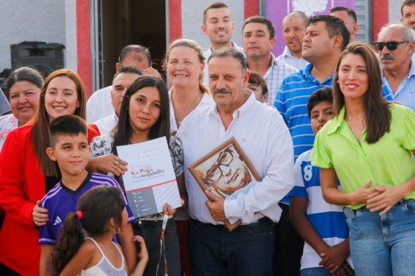 El gobernador Quintela entregó viviendas del Plan Angelelli en Aimogasta