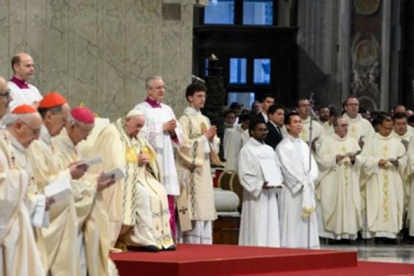 Francisco volvió a orar por la paz en la primera misa del 2023