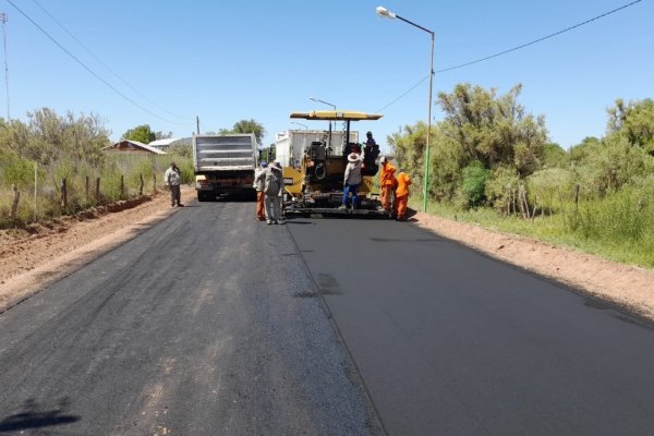 Ejecutan tareas de asfaltado en la localidad de Pagancillo