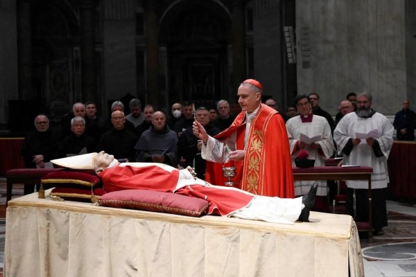 Se abrió la capilla ardiente para despedir a Benedicto XVI en la basílica de San Pedro